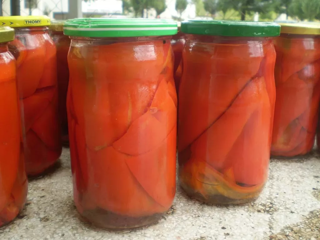 Kisela paprika sa medom u tegli – zimnica naših baka