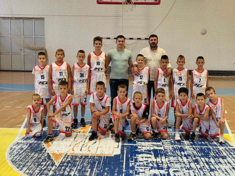Mali košarkaši iz Milića se ponovili: Dresove im obezbijedio odbornik Marko Višković i sponzori