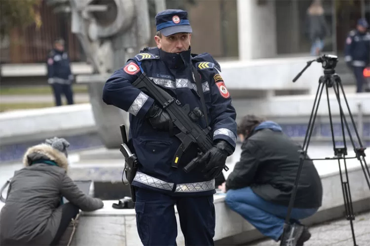 Duge cijevi ispred škola i tržnih centara