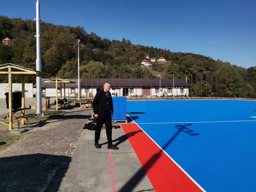 Sportski teren za košarku i mali fudbal u Poljima dobija bergo podlogu!