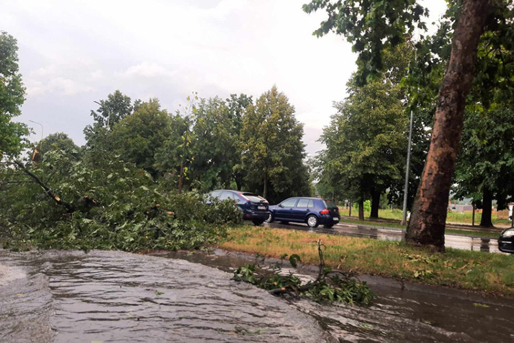 Olujno nevrijeme pustošilo Zvornik: Šteta na kućama i poljoprivredi