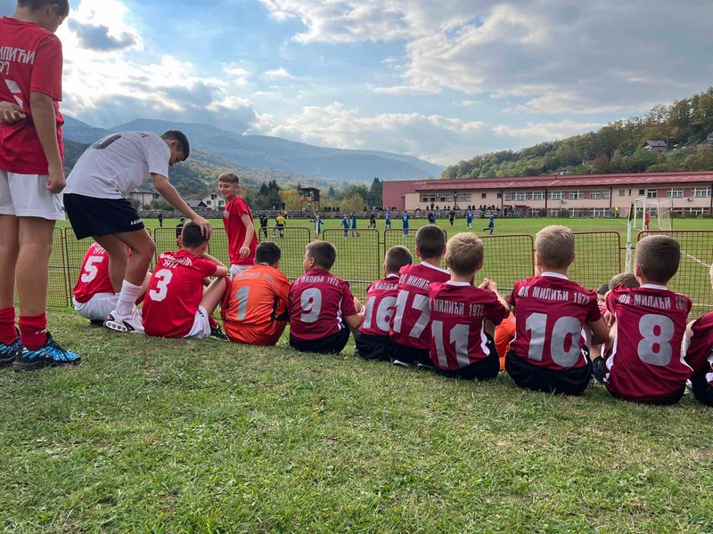 Višković donirao sportsku opremu FK “Milići 1972”: Puna podrška djeci da se bave sportom (FOTO)