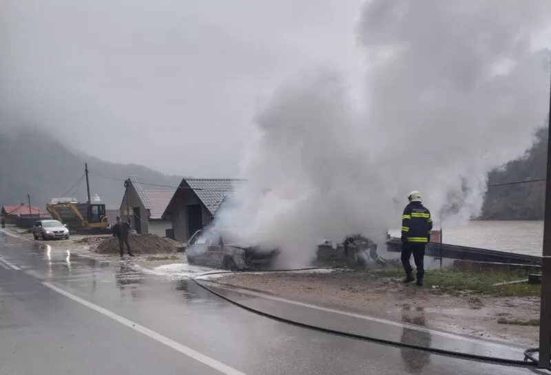 Saobraćajna nesreća na putu Zvornik-Milići: Automobil se zapalio i izgorio (FOTO)