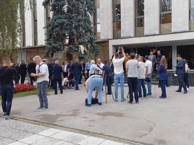 Dojava o eskplozivnoj napravi u NSRS, vrše se pregledi