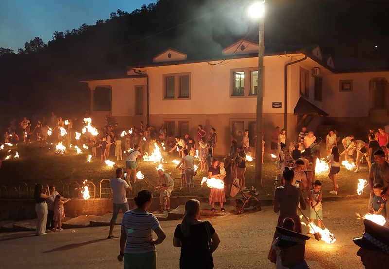 Višković sa mještanima Milića i sveštenstvom u litiji povodom Petrovdana, prisustvovao i paljenju lila