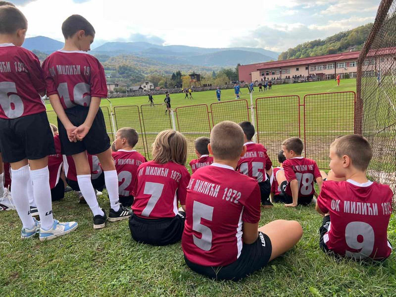 Višković donirao sportsku opremu FK “Milići 1972”: Puna podrška djeci da se bave sportom (FOTO)