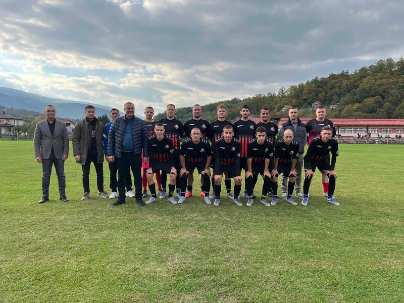 Višković donirao sportsku opremu FK “Milići 1972”: Puna podrška djeci da se bave sportom (FOTO)