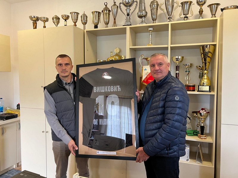 Višković donirao sportsku opremu FK “Milići 1972”: Puna podrška djeci da se bave sportom (FOTO)