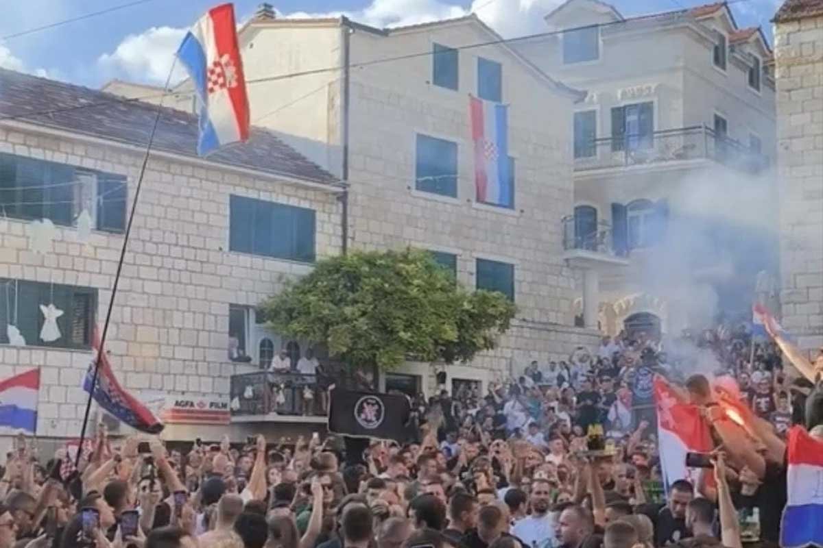 Ustaški dernek na trgu: Pogledajte šta pjevaju hiljade ljudi (VIDEO)