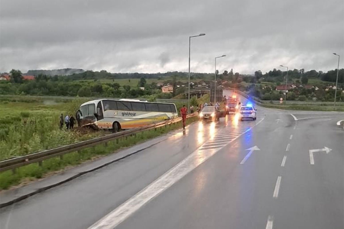 Više putnika povrijeđeno u slijetanju autobusa u Prnjavoru, vozač prebačen u UKC