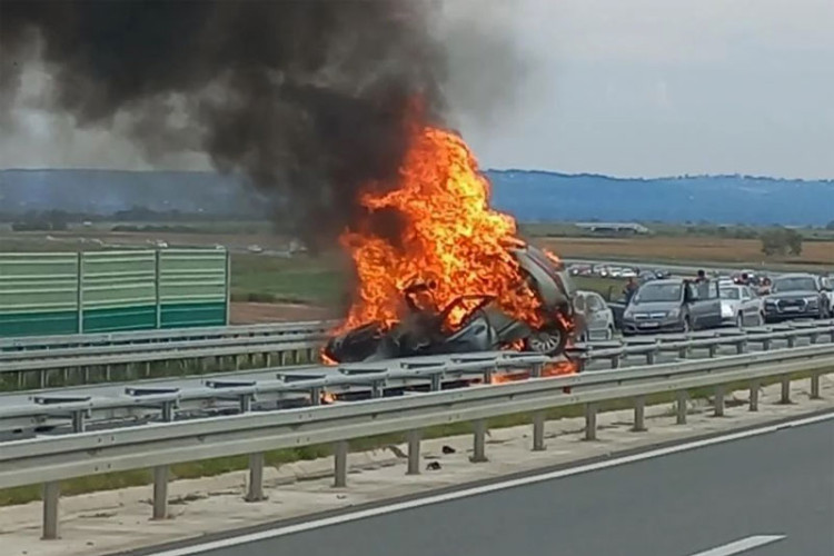 Pogledajte momenat sudara na auto-putu! "Fiat" juri u kontra-smjeru, udara u auto i gori!