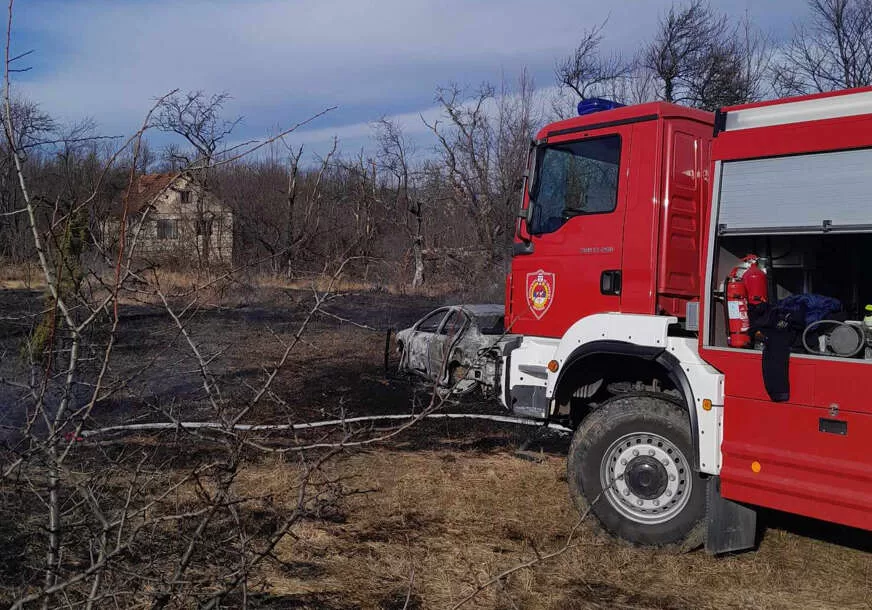 Požar u Milićima: Izgorjela dva automobila, vatrogasci spriječili veću štetu (FOTO)