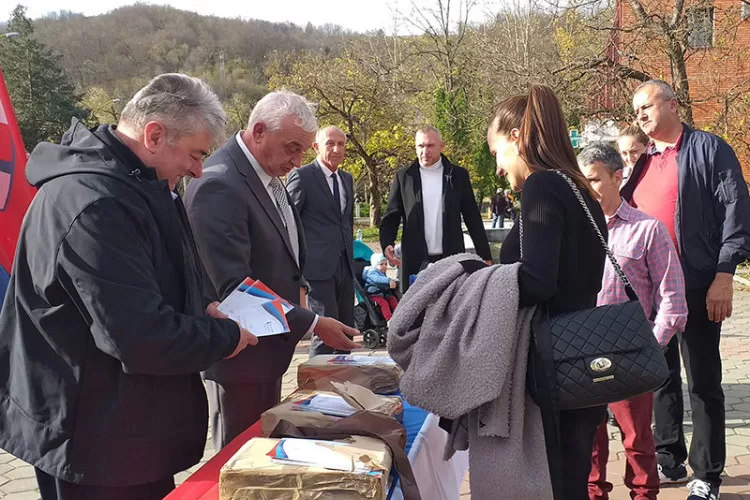 Stanovnicima Milića podijeljeni primjerci Dejtonskog mirovnog sporazuma