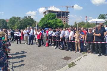 Građani pred Sudom BiH čekaju suđenje Dodiku i Lukiću