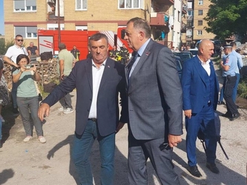 Dodik u Vlasenici: Milion maraka pomoći porodicama koje su u požaru ostale bez krova nad glavom 