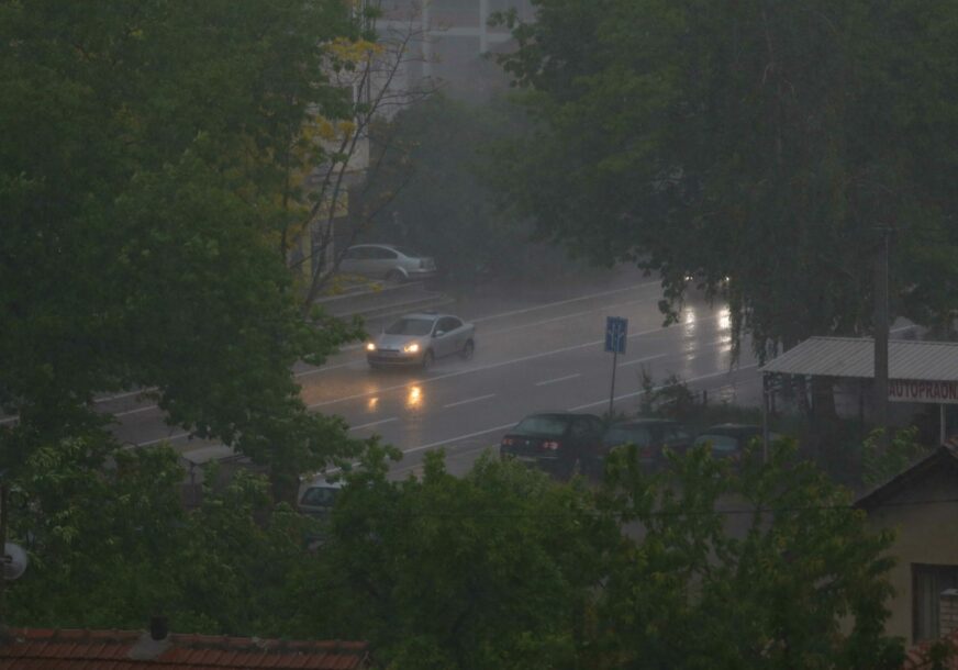 Očekuje nas oblačno vrijeme sa kišom, pljuskovima i grmljavinom