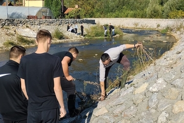 Učenici SŠC "Milutin Milanković" Milići danas uređuju obalu Studenog Jadra  (FOTO)