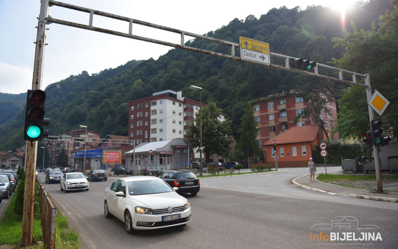 Nesreća u Zvorniku: Automobilom udarila u ženu, hitno prevezena u bolnicu