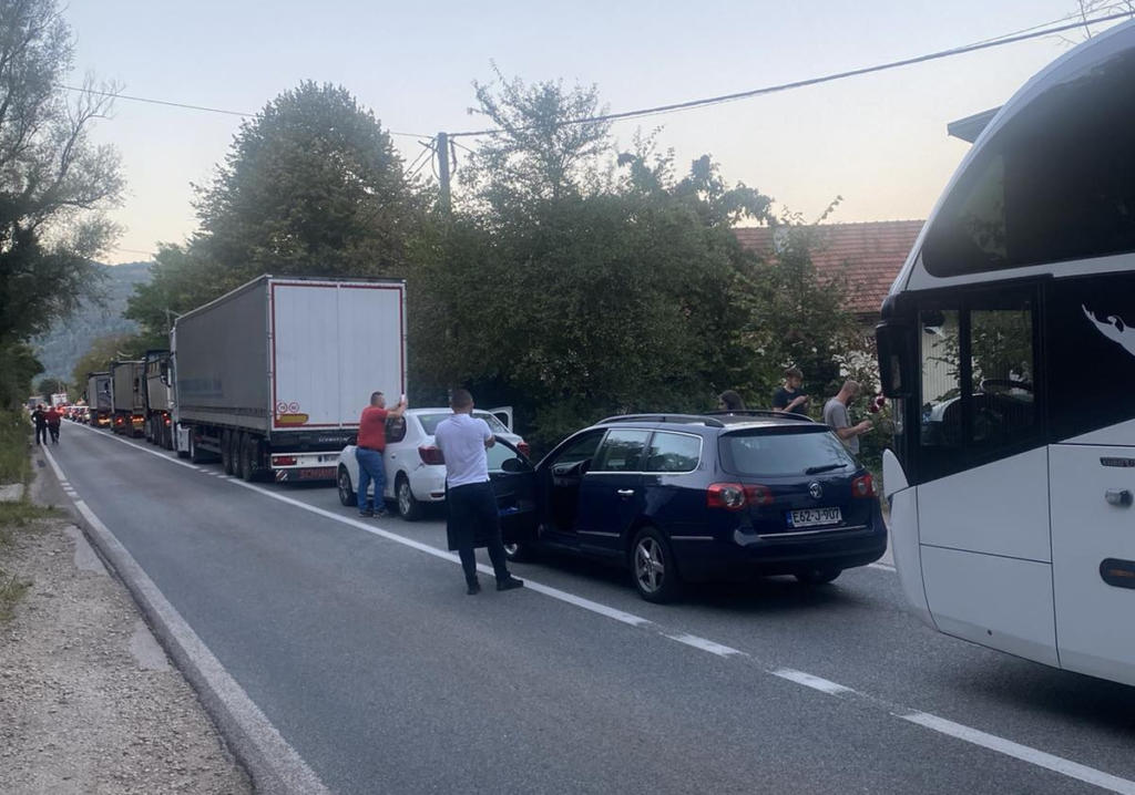 Detalji nesreće na putu Zvornik - Milići: Jedna osoba poginula, druga teško povrijeđena (FOTO)