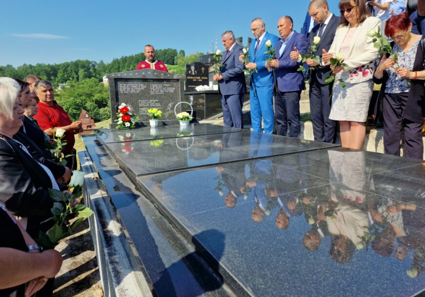 Majke preminule djece položile ruže: U Banjaluci obilježavanje 31 godine od smrti 12 beba (FOTO)